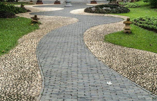 Шлях чорного каменю в японському саду. - Фото, зображення