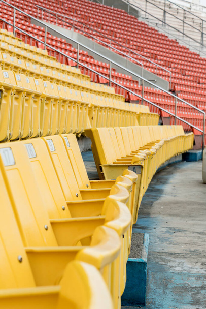 赤と黄色のスタジアム席 - 写真・画像