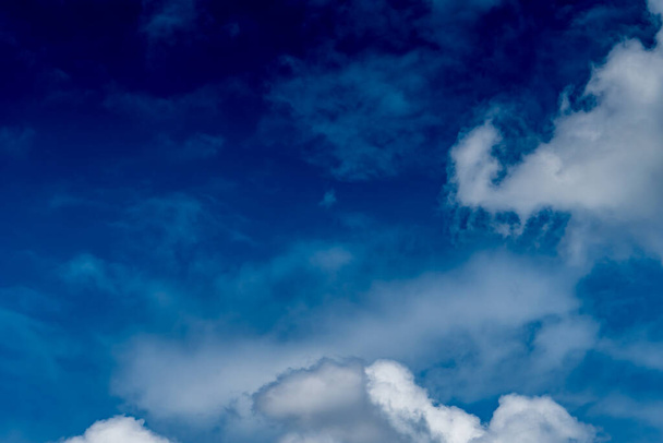 witte wolk met blauwe lucht achtergrond - Foto, afbeelding