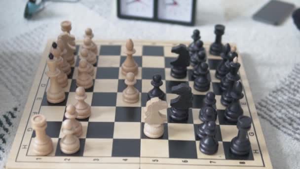 Quadro de xadrez com figuras. A mão do homem move a peça de xadrez - Filmagem, Vídeo