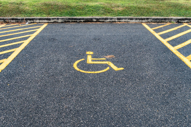 Hadicapped-kyltti asfalttitiellä pysäköintialueella - Valokuva, kuva