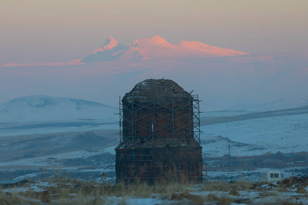突然の廃墟とアルメニアの国境完璧な日没 - 写真・画像