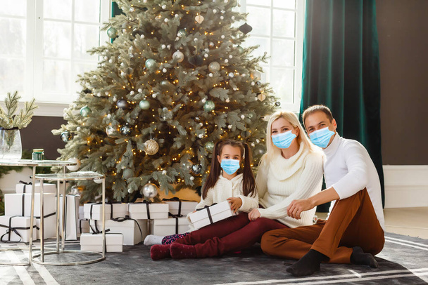 Семья в защитных масках на карантине. Нормальная жизнь с коронавирусом. Liquid COVID-19. Карантинная защита от вирусов - Фото, изображение