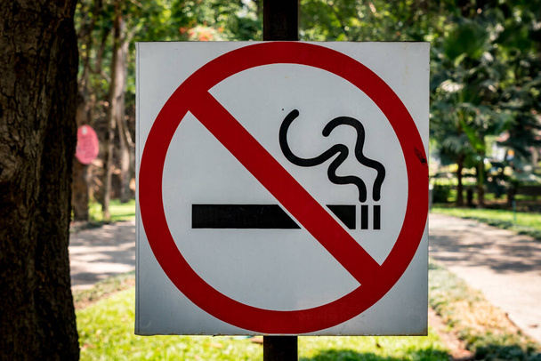 Negro No hay señales de fumar en el parque - Foto, Imagen