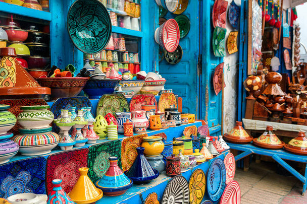 cerámica colorida en la tienda marroquí - Foto, imagen