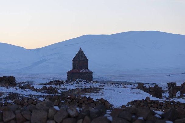 Ruinas repentinas y frontera armenia, puesta del sol perfecta - Foto, imagen