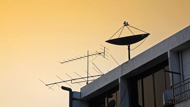 Antena satelitarna i starej anteny tv fishbone  - Zdjęcie, obraz