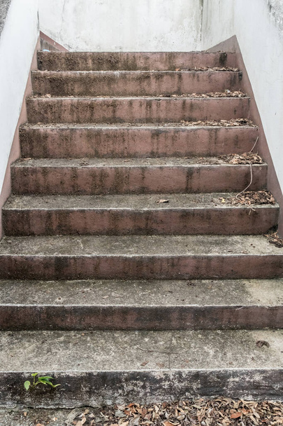 Παλαιωμένο σκυρόδεμα σκάλα απλό φόντο - Φωτογραφία, εικόνα