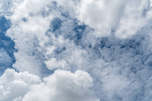 Mavi gökyüzü arkaplanlı beyaz bulut - Fotoğraf, Görsel