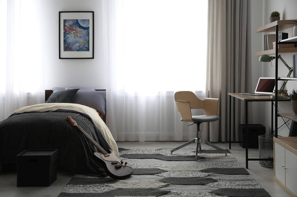 Modernes Jugendzimmerinterieur mit Arbeitsplatz und Bett - Foto, Bild