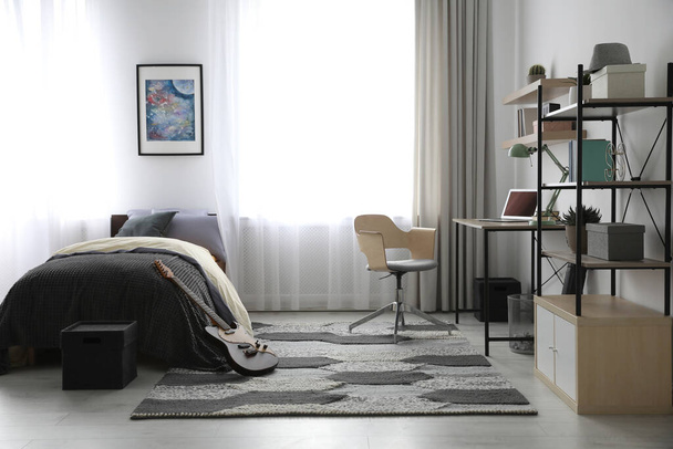 Modern tienerkamer interieur met werkplek en bed - Foto, afbeelding