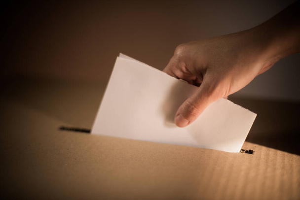 Immagine concettuale di una persona che vota, che vota in un seggio elettorale, durante le elezioni. - Foto, immagini