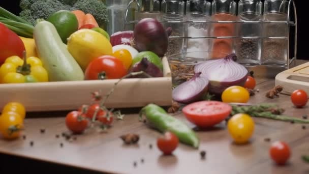 テーブルの上に新鮮な全体とスライスされた野菜の構成.スローモーション - 映像、動画