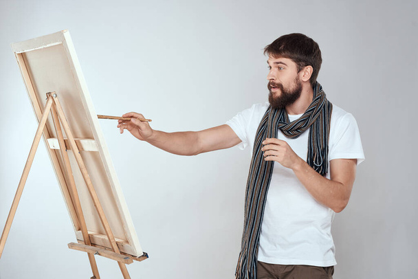 Muž malíř kreslí na stojanu šátek bílé tričko umění koníček kreativita - Fotografie, Obrázek