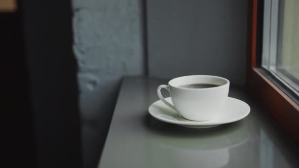 Tazza bianca con caffè alla finestra - Filmati, video