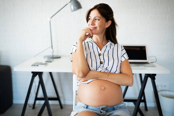 Portrait of happy smiling young pregnant woman expecting baby - Φωτογραφία, εικόνα