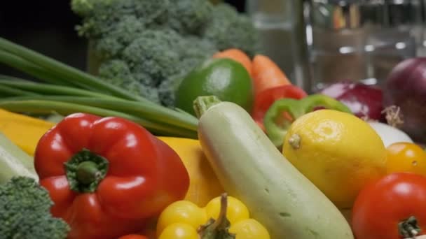 Plato con champiñones, verduras y verduras sobre la mesa. Algunas verduras están cerca del plato. Movimiento lento - Imágenes, Vídeo
