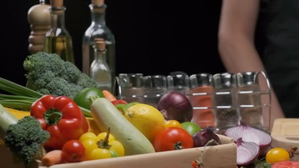 Plato con champiñones, verduras y verduras sobre la mesa. Algunas verduras están cerca del plato. Movimiento lento - Imágenes, Vídeo