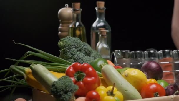 テーブルの上にキノコ、野菜、緑のプレート。いくつかの野菜はプレートの近くにあります。スローモーション - 映像、動画