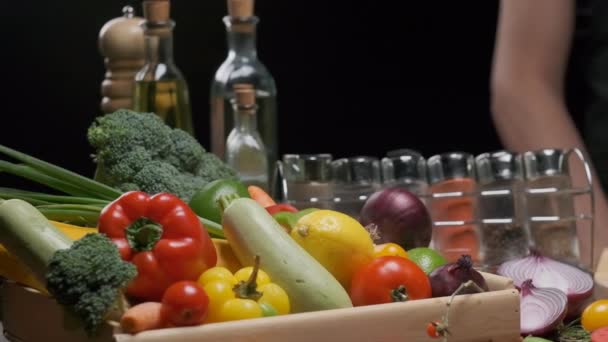Assiette avec champignons, légumes et légumes verts sur la table. Certains légumes sont près de l'assiette. Mouvement lent - Séquence, vidéo