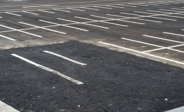 Asfalto parcheggio vuoto con recinzione cespuglio - Foto, immagini