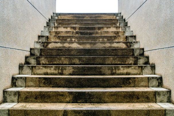 Stary beton z małymi, żwirowymi schodami - Zdjęcie, obraz