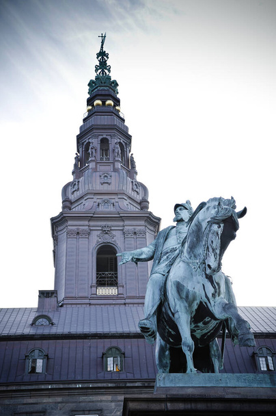 Kopenhagen, Denemarken - Het ruiterstandbeeld van koning Frederik VII voor het Christiansborg Paleis, gemaakt in 1873. - Foto, afbeelding