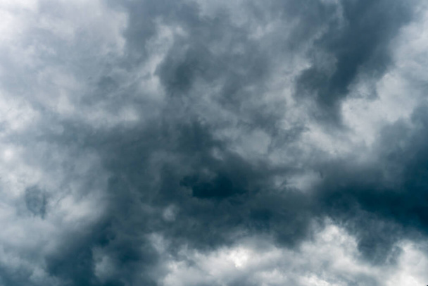 Σκοτεινό σύννεφο καταιγίδας - Φωτογραφία, εικόνα