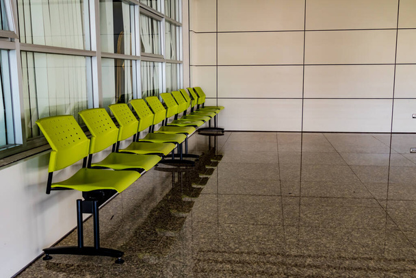 Πράσινες καρέκλες σειρά σε καφέ πάτωμα γρανίτη - Φωτογραφία, εικόνα