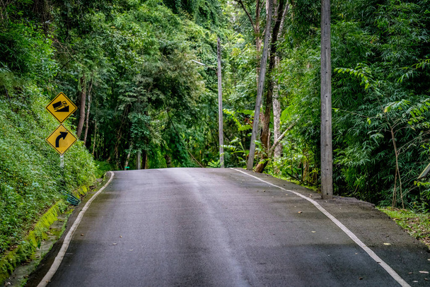 ασφαλτοστρωμένος δρόμος με Up Steep λόφο πινακίδα κυκλοφορίας σε τροπικό δάσος ζώνη - Φωτογραφία, εικόνα