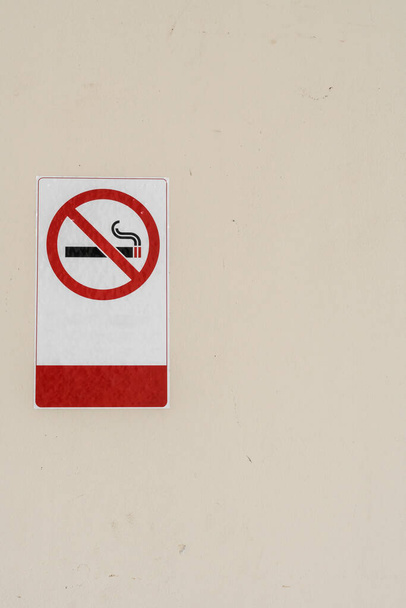 No smoking sign on beige concrete wall - Fotoğraf, Görsel