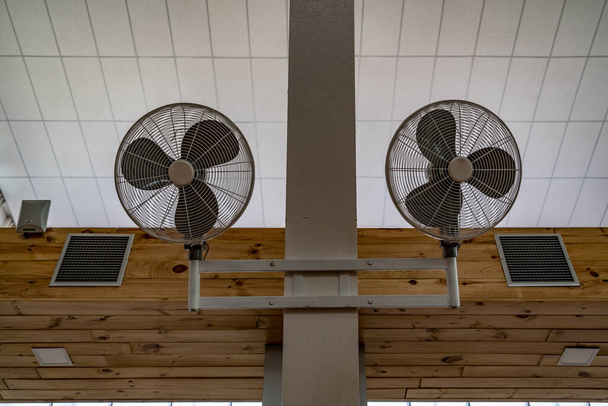 Ventilateur électrique dans un bâtiment moderne - Photo, image