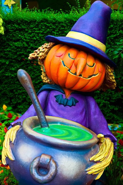 Schattig Halloween heks standbeeld gemaakt van pompoenen. Halloween seizoen.Jack o lantaarn. - Foto, afbeelding