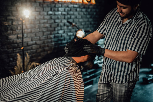 Парикмахер сушит своим клиентам волосы специальной шляпой - Фото, изображение