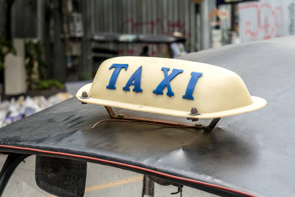Знак таксі на даху старої машини
 - Фото, зображення