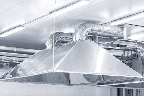 Sistema de ventilación extracción capó suministro retorno de aire para la industria alimentaria fábrica - Foto, Imagen