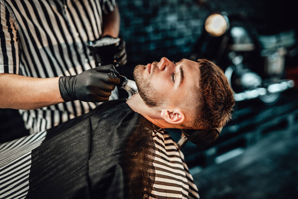 Barbeiro aplicando sabão em seu cliente em seu salão - Foto, Imagem