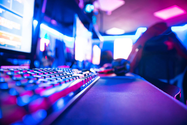 Close-up do local de trabalho do esporte cibernético de streamer profissional ou café online. Cor de néon azul e rosa - Foto, Imagem