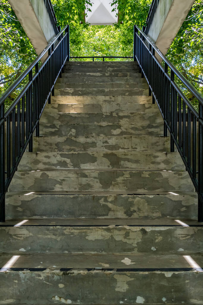Zwarte ijzeren reling met oude betonnen trap - Foto, afbeelding