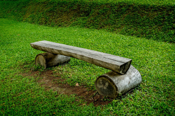 Drewniana ławka w parku na zielonej trawie w parku - Zdjęcie, obraz