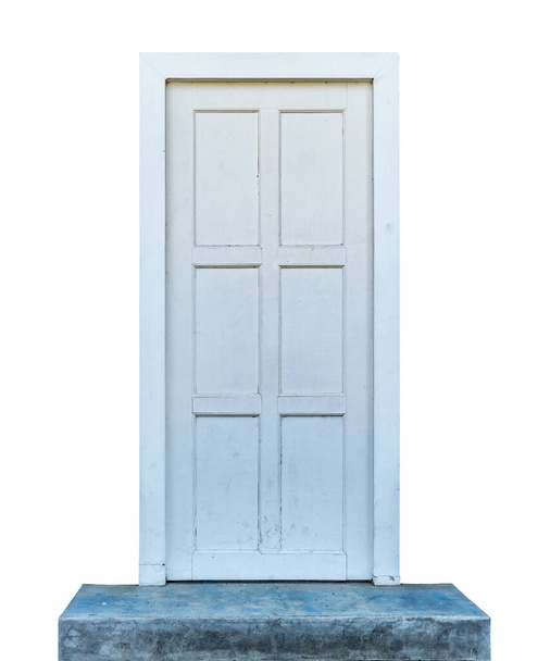 Άσπρη ξύλινη πόρτα απομονωμένη σε λευκό φόντο με μονοπάτι απόληξης - Φωτογραφία, εικόνα