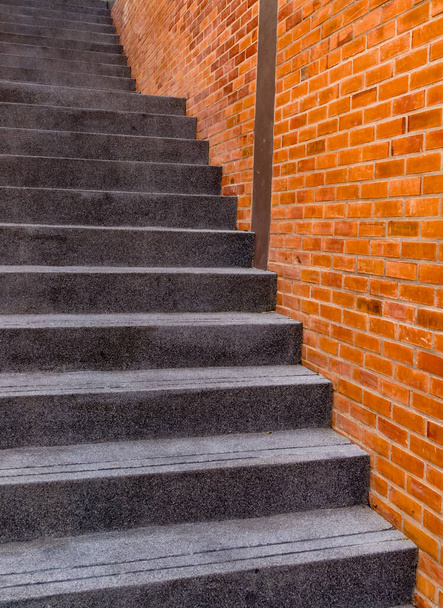 Perspektywa schodów z szarego betonu i ściany z brązowej cegły - Zdjęcie, obraz