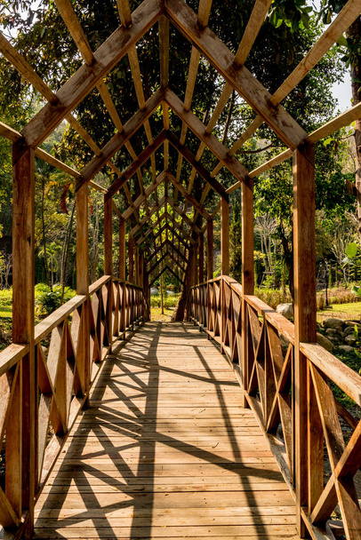 Drewniany most pieszy w parku - Zdjęcie, obraz