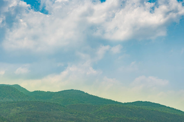 Beyaz bulut ve mavi gökyüzü ile yeşil dağ - Fotoğraf, Görsel
