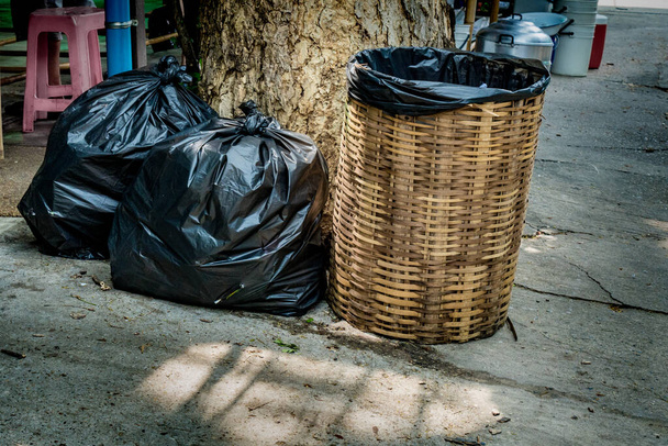 Bambusowy kosz na śmieci z czarną plastikową torbą - Zdjęcie, obraz