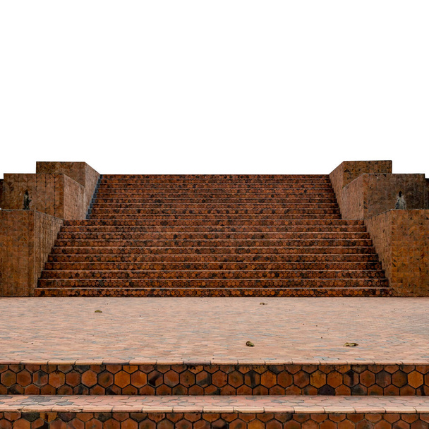 Perspectief van Bruine tegels betonnen trap geïsoleerd op witte achtergrond - Foto, afbeelding