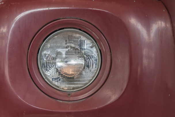 Tmavě červená vinobraní auto reflektor - Fotografie, Obrázek