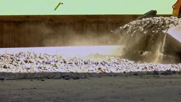 Bulldozer duwt grind op een bouwplaats - Video