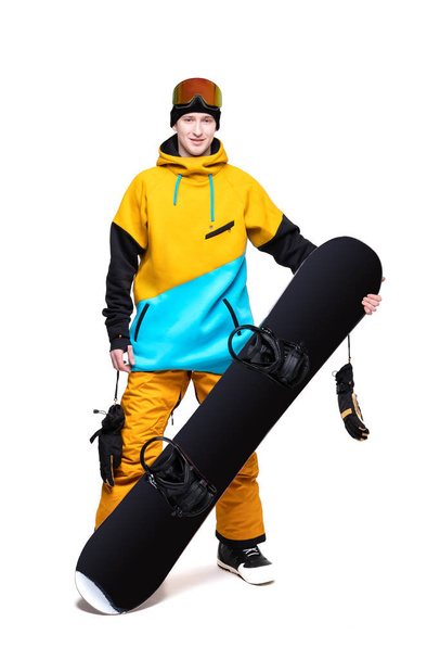 Porträt junger Mann in Sportbekleidung mit Snowboard isolierten weißen Hintergrund Banner - Foto, Bild