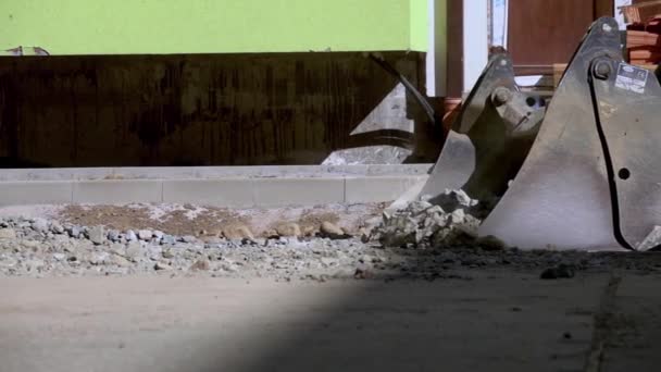Bulldozer empujando grava en un sitio de construcción - Metraje, vídeo